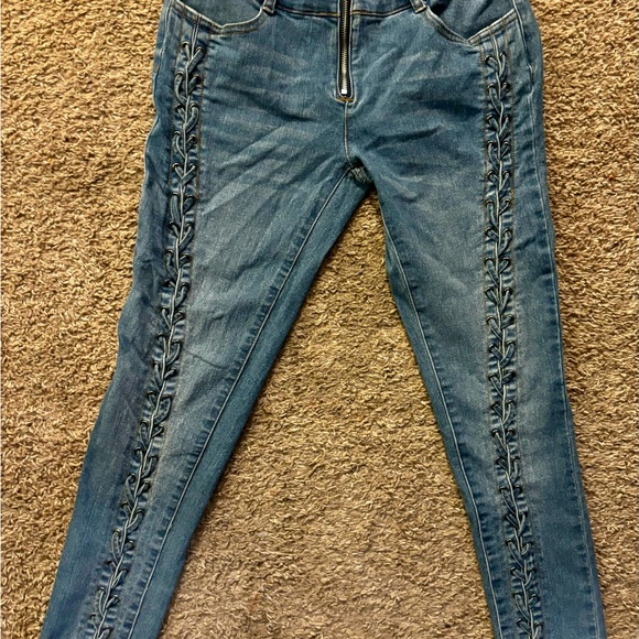 Venus brand Woman size 4 Lace up sides Zipper closure. Great condition No flaws - Picture 5 of 15